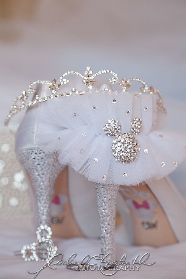 "Sparkling Like a Jewel: Be the One and Only Cinderella with These Dazzling Glass Slippers"にて紹介している画像