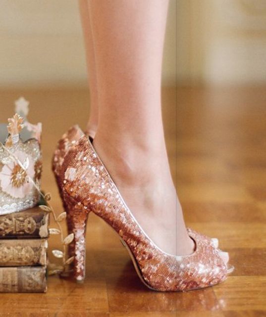 "Sparkling Like a Jewel: Be the One and Only Cinderella with These Dazzling Glass Slippers"にて紹介している画像