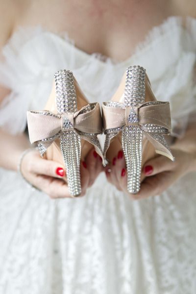 "Sparkling Like a Jewel: Be the One and Only Cinderella with These Dazzling Glass Slippers"にて紹介している画像