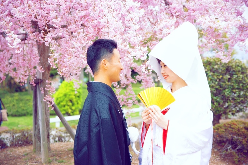 Modern White Kimono Style: Recommended Bride Hair Coordination with Western Hair and Cotton Hood!にて紹介している画像