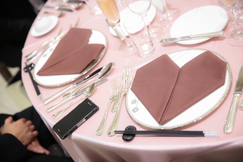 "Elevate Your Guest Table: A Collection of Delightful Decorative Napkin Folding Techniques!"にて紹介している画像