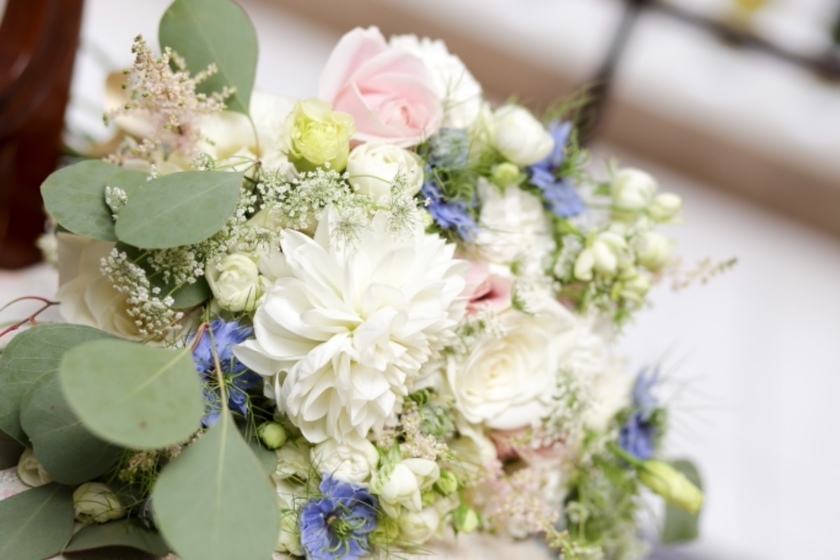 Super Cute Stylish Bouquets Crafted with Love: A Color-Coded Catalog of Clutch Bouquets ✳︎にて紹介している画像