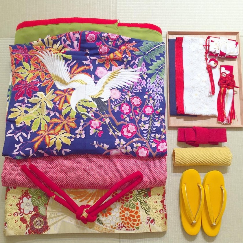 Many brides seem to have their mothers create traditional wedding accessories for them♡ You can also customize your own "haneri" with embroidery♡にて紹介している画像