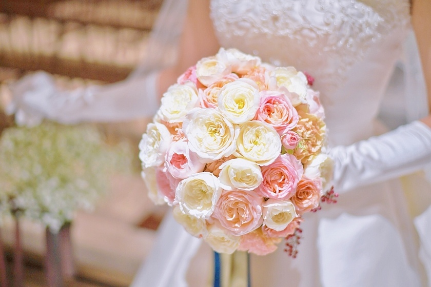 ドレスのデザインとの相性別♡ウェディングブーケの種類とデザインまとめにて紹介している画像