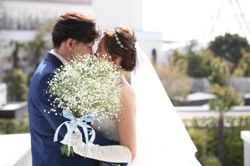 So Cute It Melts Your Heart♡ A Collection of Inspirational Pics from Instagram’s Senior Brides Holding "Baby's Breath Bouquets"*にて紹介している画像
