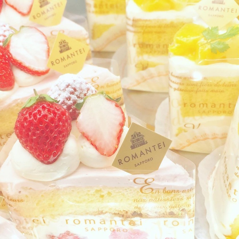 細かい話だけど....。生クリームを絞った後にお花・フルーツを乗せるのが可愛い♡にて紹介している画像