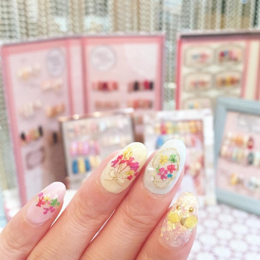 몇 년 전과 똑같은 것은 싫어. 항상 기본이지만... "제대로 요즘 스타일의 부케 네일"은 어떤 걸까?にて紹介している画像