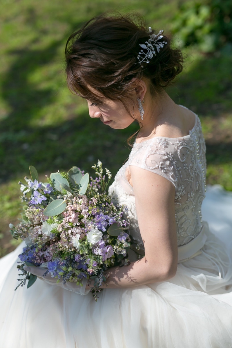 Super Cute Stylish Bouquets Crafted with Love: A Color-Coded Catalog of Clutch Bouquets ✳︎にて紹介している画像