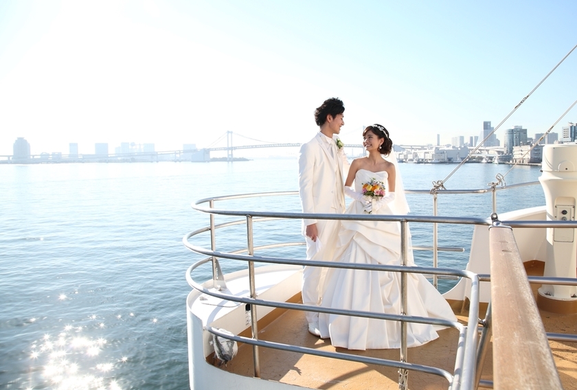 Fun for Everyone: A Vibrant Couple Who Loves the Sea Might Consider a Cruiser Wedding! ♡にて紹介している画像