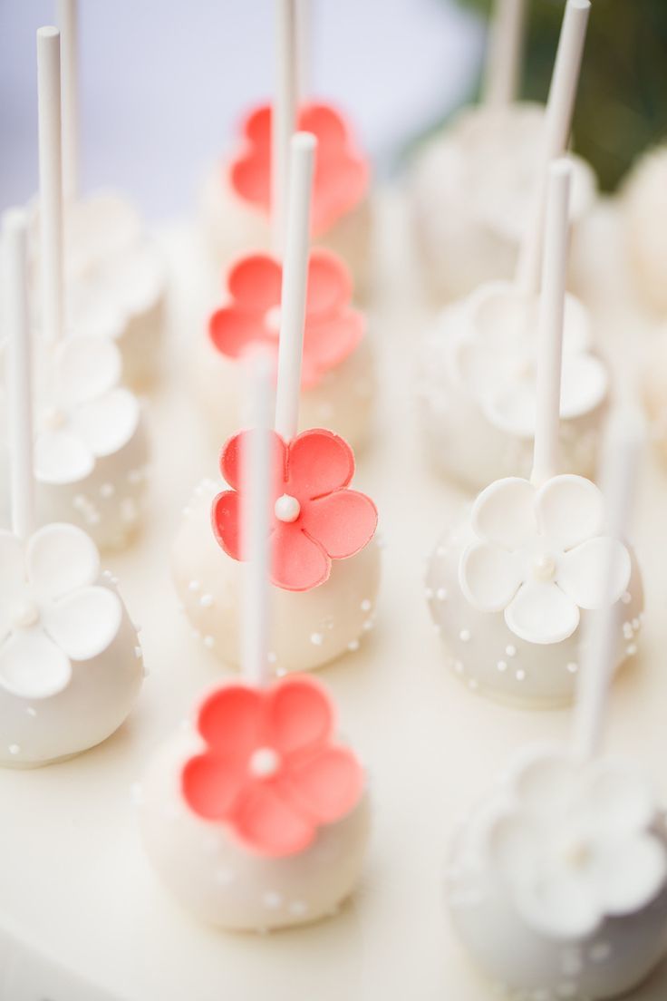 Can't Take My Eyes Off That Adorable Look: Hosting with Lollipop Cakes♡にて紹介している画像