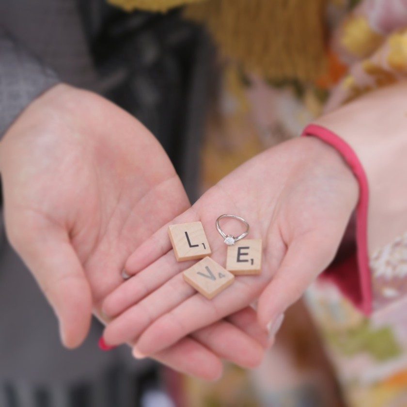 "Gently Removing from the Left Ring Finger...♡ A Special Feature on Wedding Photos Featuring Engagement and Wedding Rings♡"にて紹介している画像
