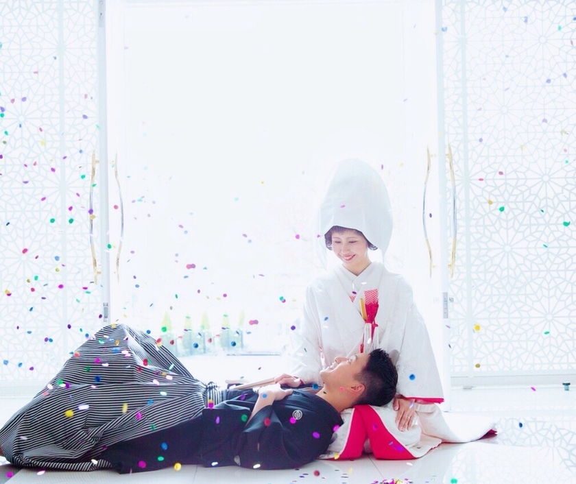 Beautiful Fluttering Paper Snowflakes: 10 Adorable Moments of Confetti at Weddings♡にて紹介している画像