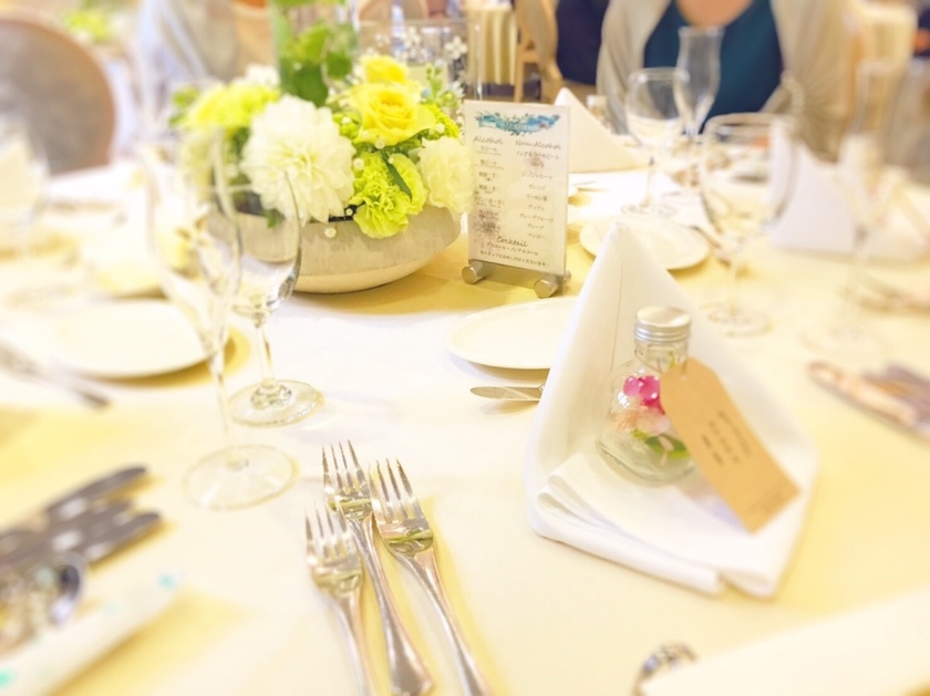 "Elegant Touch: Stylish Embroidered Handkerchief Place Cards for Every Guest"にて紹介している画像