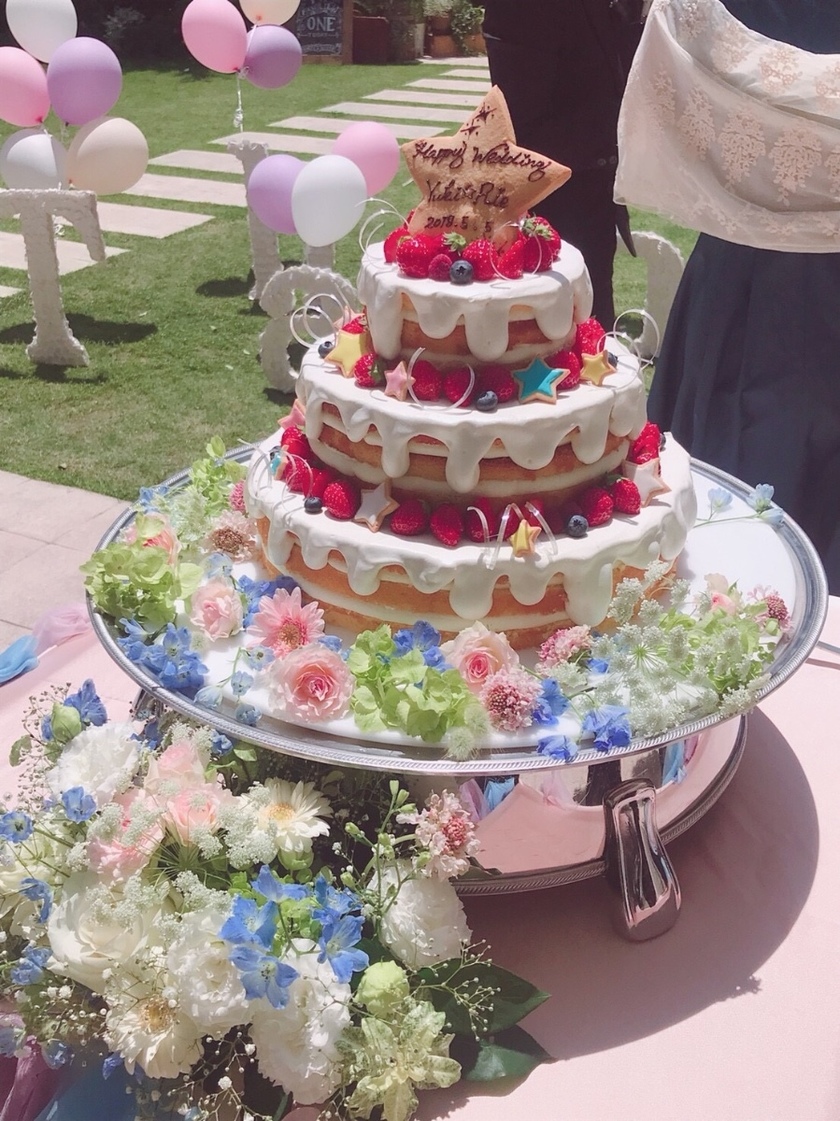 Can't Decide? Let's Have Both! The Incredible Design Combining Naked Cake and Fruit Layer Cake ♡にて紹介している画像