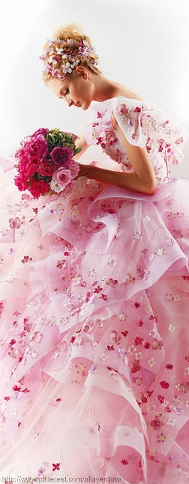 Eternal Maiden Colors: A Complete Wedding Coordination in Beloved Pink ♩にて紹介している画像