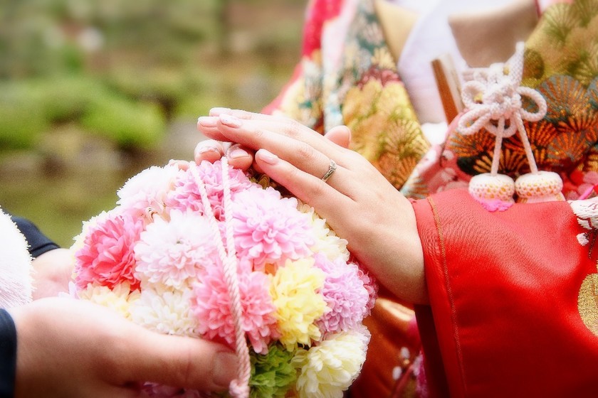 Charming and Elegant: A Collection of Accessories Ideas for Pre-Wedding Photo Shoots in Traditional Japanese Attire ♡にて紹介している画像