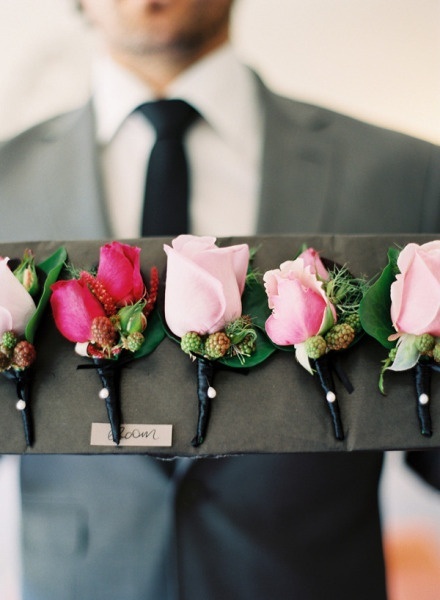 「YES」の返事に♡プロポーズにもらったお花で作る新郎のブートニアが可愛い＊にて紹介している画像