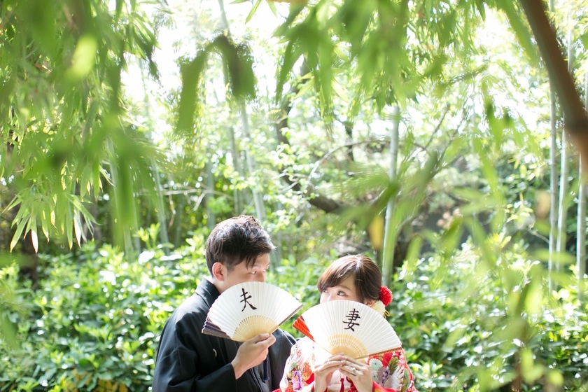 Charming and Elegant: A Collection of Accessories Ideas for Pre-Wedding Photo Shoots in Traditional Japanese Attire ♡にて紹介している画像