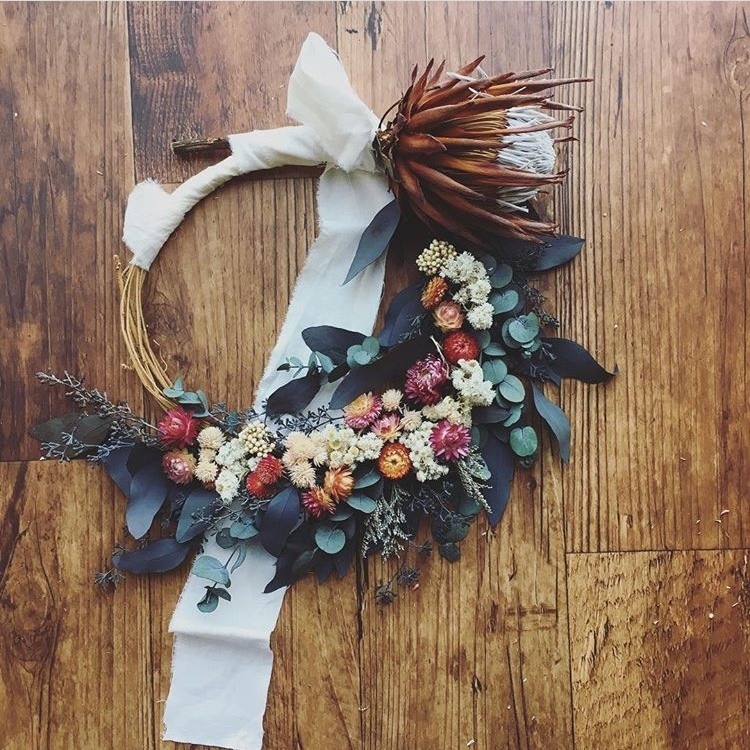 "Everlasting" Symbolized by a Round Wreath ♡ A Romantic Design Catalog of Wreath Bouquets＊にて紹介している画像