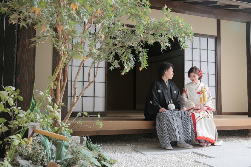 위에서 아래로, 기본 포즈를 모두 망라! 사진사에게 당일 보여주고 싶은 "한복 사전 촬영 포즈" 30선＊にて紹介している画像