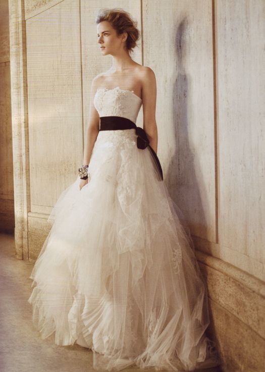 Currently Trendy Wedding Accessories: Styling Your Dress with a Satin Sash Belt ♩にて紹介している画像