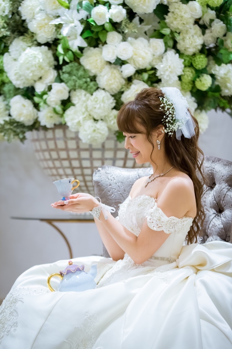 上品で気品ある花嫁になりたいなら♡ウェディングドレスの襟は「ロールカラー」にするべき！にて紹介している画像