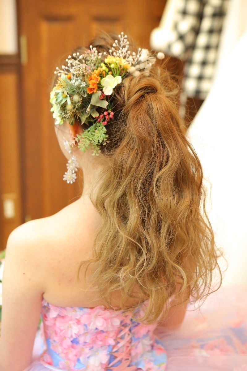 "Luxurious and Glamorous Look: A Collection of High Ponytail Styles Tied Higher than the Center ♡"にて紹介している画像