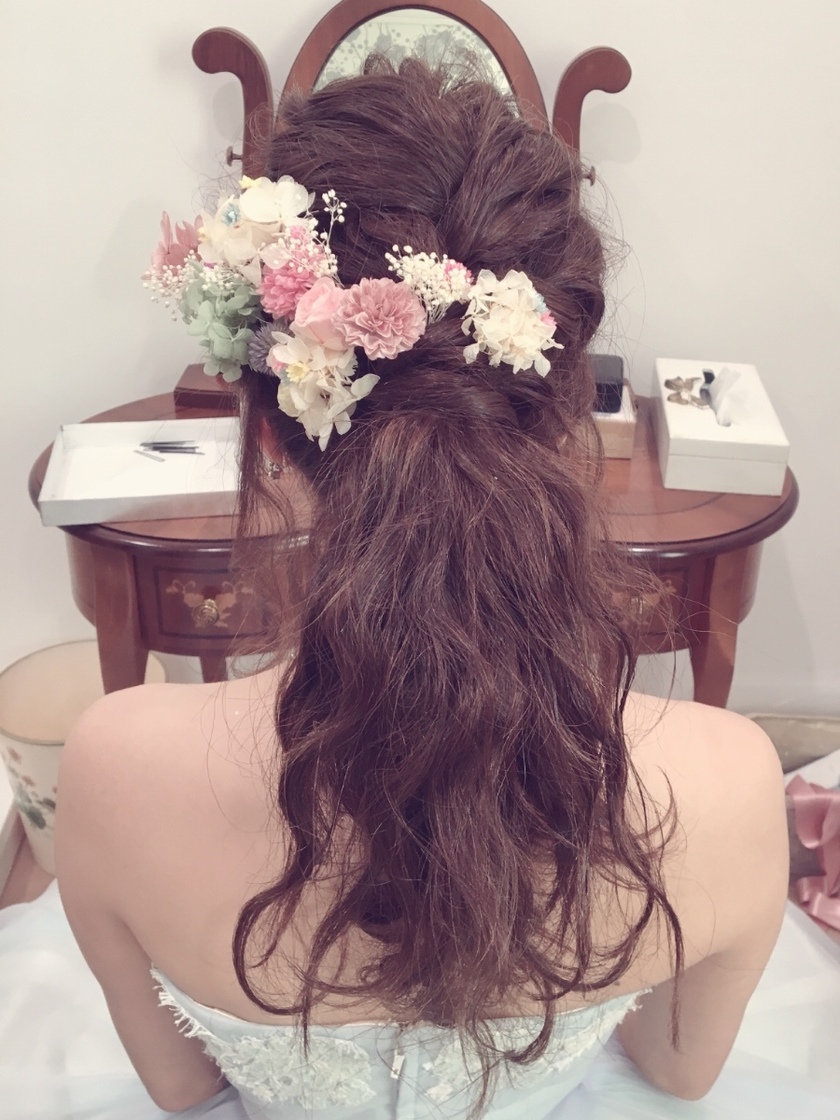 多次换发型的婚 bride：19款时尚婚礼发型参考图集♡にて紹介している画像