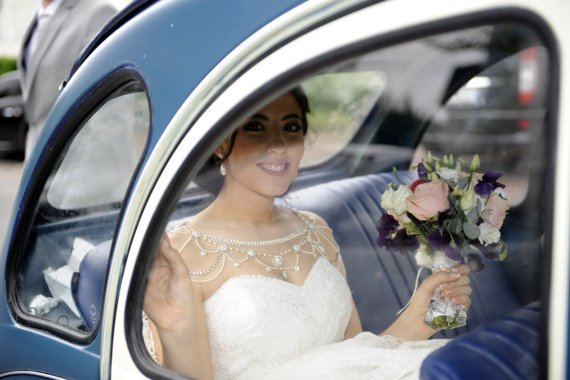 "Add Splendor Like a Princess: Shoulder Necklaces That Illuminate the Star of the Show"にて紹介している画像