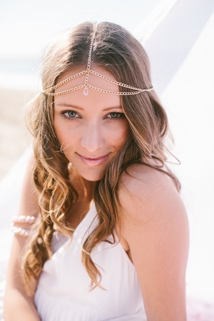 "Add Splendor Like a Princess: Shoulder Necklaces That Illuminate the Star of the Show"にて紹介している画像