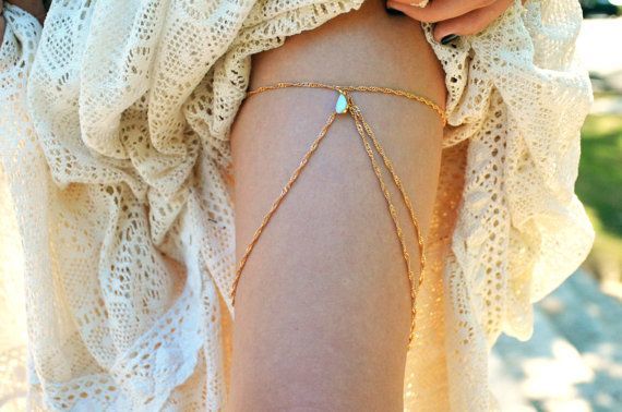 "Add Splendor Like a Princess: Shoulder Necklaces That Illuminate the Star of the Show"にて紹介している画像