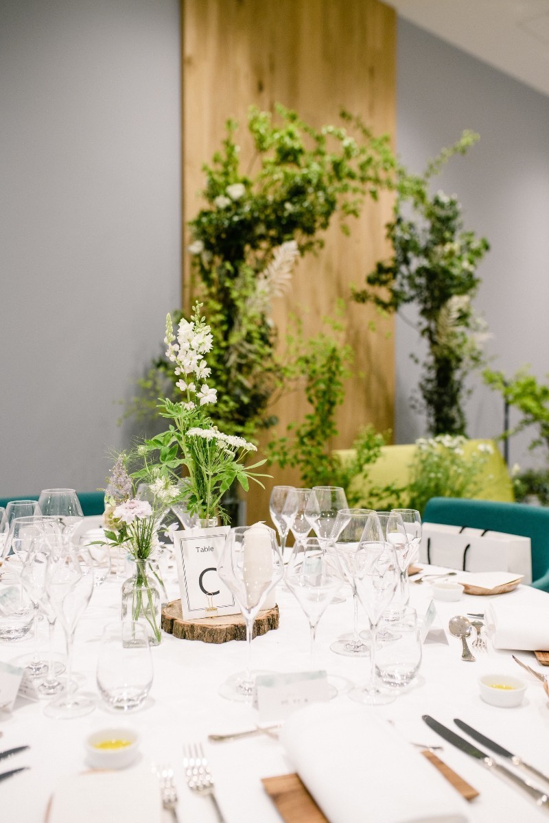 Not Just Sofas: Gathered Stylish Natural Centerpieces for High Table Arrangements with Abundant Greens ♩にて紹介している画像