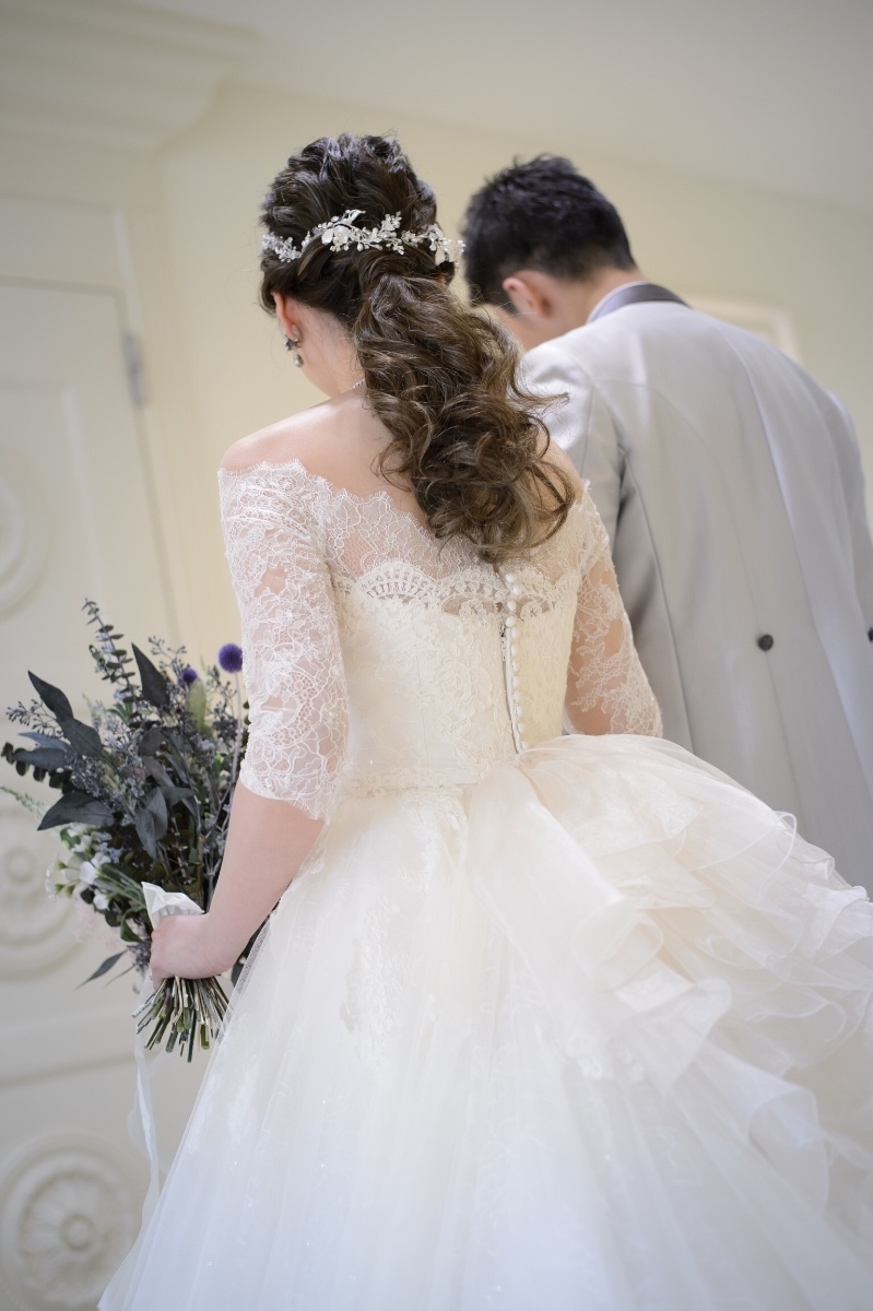 Fluffy at the Back, Sleek at the Front: The Cutest Hair Arrangement Right Now is the Low Ponytail! ♡にて紹介している画像