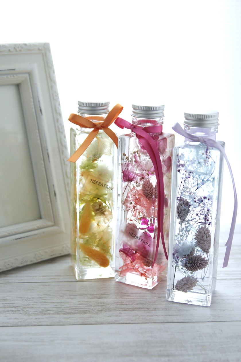 "June 10th: Get a Starbucks Voucher with Your Reservation! Wedding Event Information with Dress Fitting and Venue Consultations*"にて紹介している画像