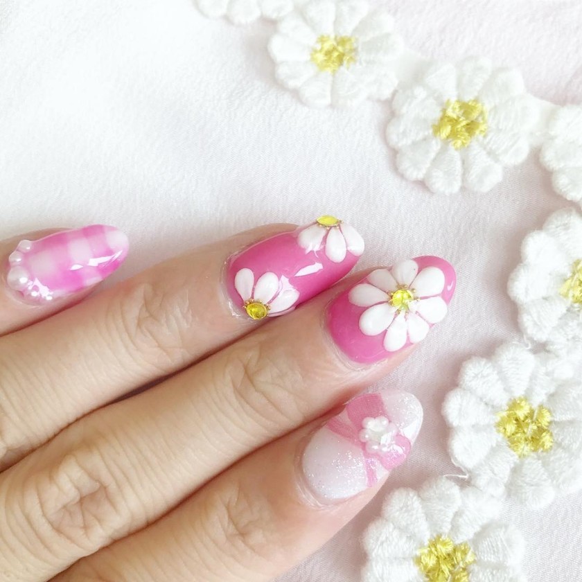 Not Just Simple Product Shots! Bridal Nail Photos Are Absolutely Better with Smiles♡にて紹介している画像