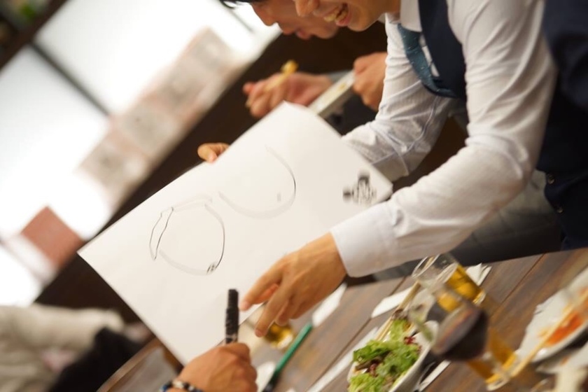 "Table Challenge! The 'Portrait Game' Where Guests Draw the Bride and Groom Excites the Party!"にて紹介している画像