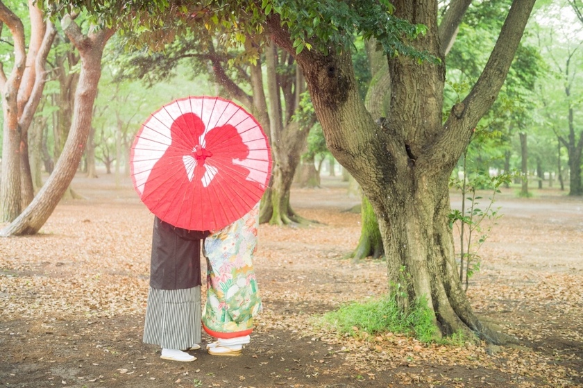 "Create a Heart with 16 Photos! Let's Try Making a Heart with Japanese Umbrellas ♡"にて紹介している画像