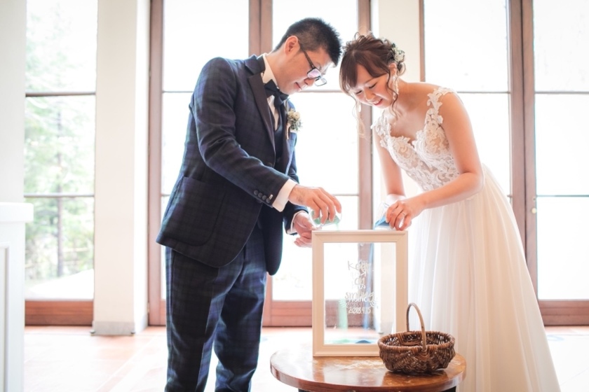 別々に歩んできた2人が1つになる♡挙式でも披露宴でも出来る演出【サンドセレモニー】のやり方まとめ＊にて紹介している画像