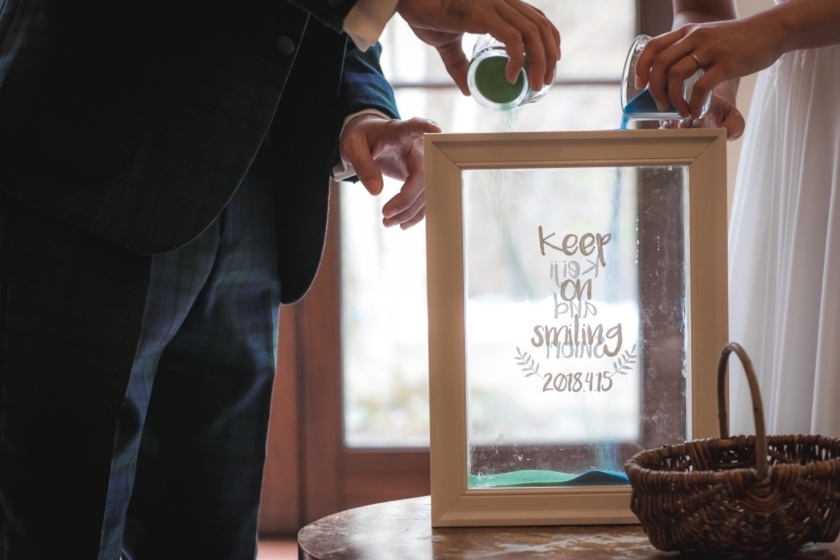 別々に歩んできた2人が1つになる♡挙式でも披露宴でも出来る演出【サンドセレモニー】のやり方まとめ＊にて紹介している画像