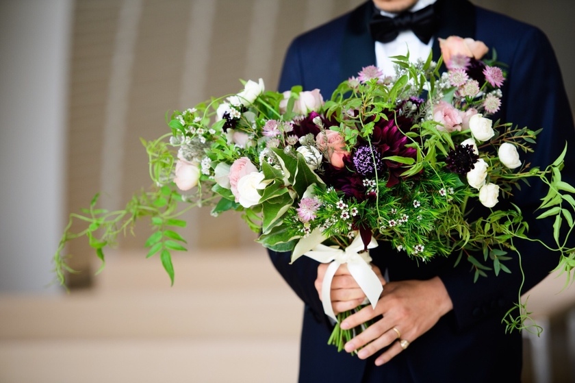 "Heart-Racing Moments with the Grown-Up Groom: Why You Should Include the 'Bouquet-Holding Groom' in Your Photography Brief!"にて紹介している画像