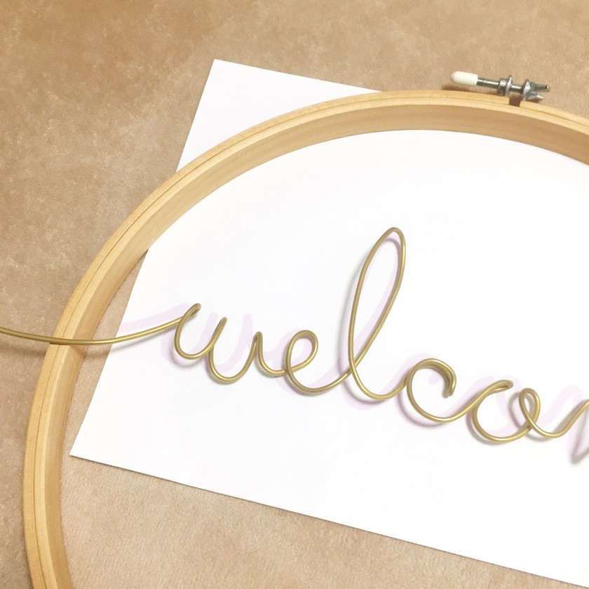 DIY Guide to Creating an Adorable Welcome Board Using a Natural and Cute Embroidery Frame ♡にて紹介している画像