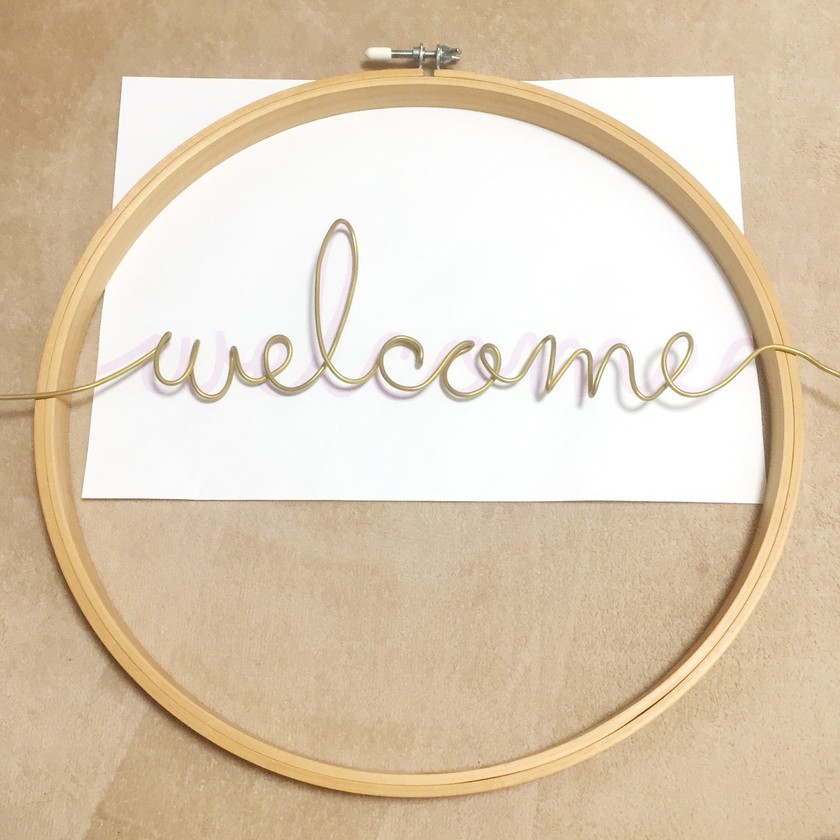 流れるような文字がポイント！ワイヤーアートにフォトフレームを合体させる受付サインがプチ流行中💛にて紹介している画像