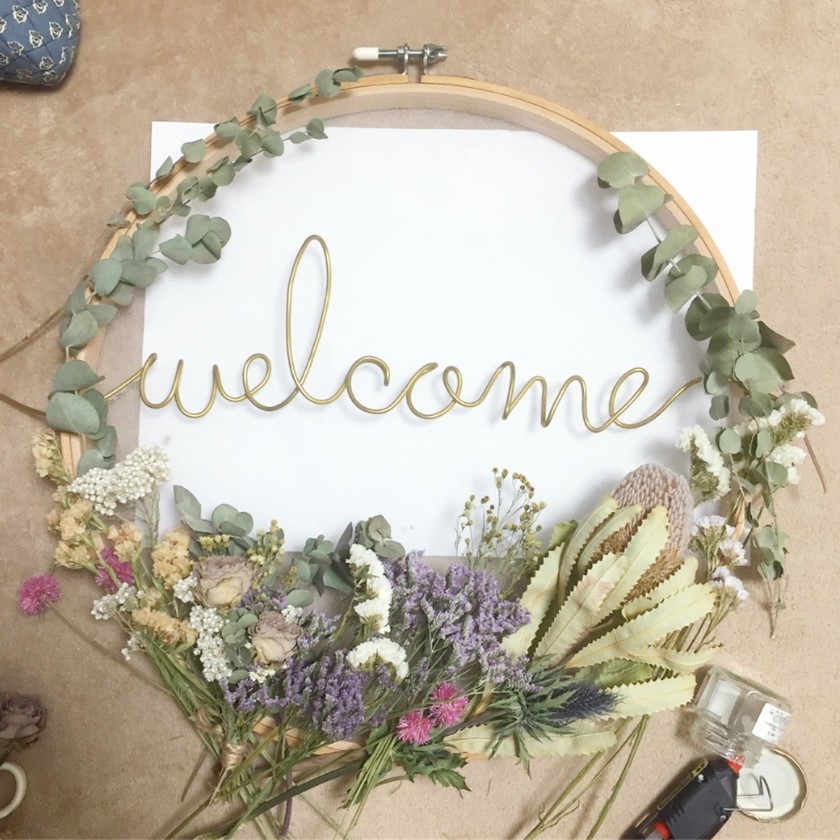 DIY Guide to Creating an Adorable Welcome Board Using a Natural and Cute Embroidery Frame ♡にて紹介している画像
