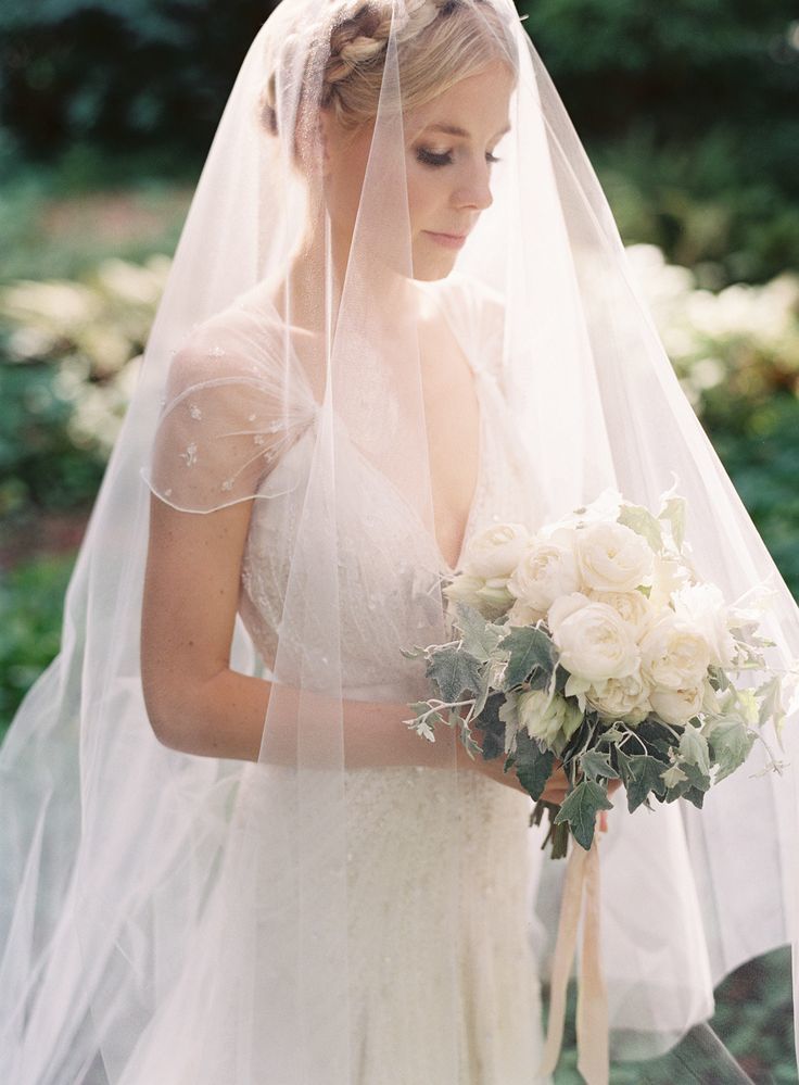 Beautiful Embroidery and Swarovski! The Stunning Dresses of the Import Brand "Jenny Packham"♡にて紹介している画像