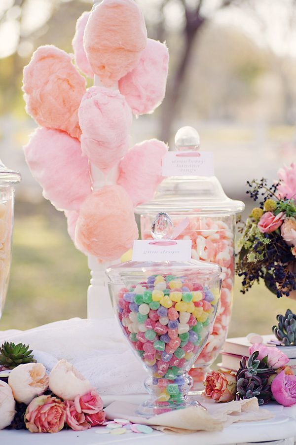Feeling Like You're on Cloud Nine: Adorable Party Ideas with Cotton Candy!にて紹介している画像