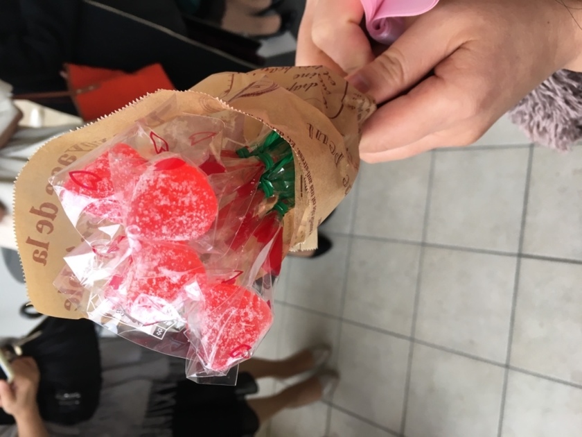 An Ideal Bouquet Toss for Everyone: How About a 'Candy Bouquet' Bundled with Sweets?にて紹介している画像
