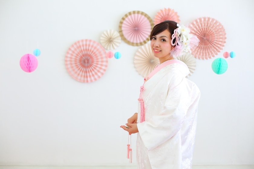 DIY Charming Paper Fans: Adorable Japanese Decor for Pre-Wedding and Reception Decorations!にて紹介している画像