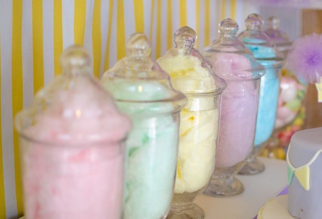 Feeling Like You're on Cloud Nine: Adorable Party Ideas with Cotton Candy!にて紹介している画像
