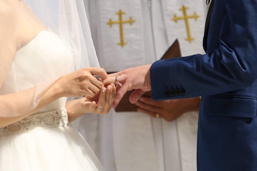 "Sealing Your Vows: The Beautiful Touch of the 'Engagement Cover Ceremony' Where You Add Your Engagement Ring After Exchanging Wedding Rings!"にて紹介している画像