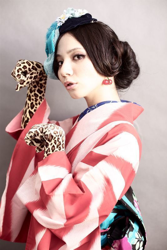 "Adorably Chic: Become an Unapproachably Beautiful Bride with Elegant 'Yakawabaki' Updo*"にて紹介している画像